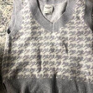 Abercrombie & Fitch Light Gray Knit Vest with Cream Label